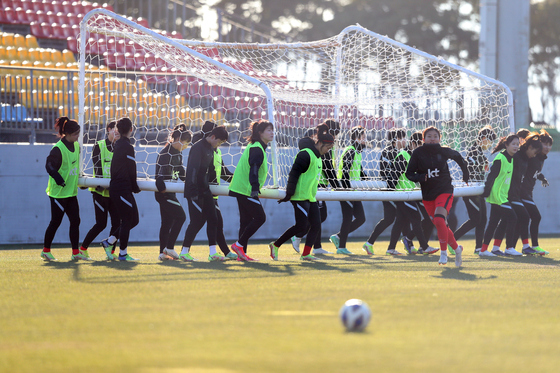 The Korean women's football team train at Namhae Sports Park in Namhae, South Gyeongsang on Jan. 12. [YONHAP]
