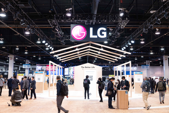 Visitors to CES 2022, which was held in Las Vegas between Jan. 5 and Jan. 7, browse LG Electronics&#39; booth. [LG Electronics]