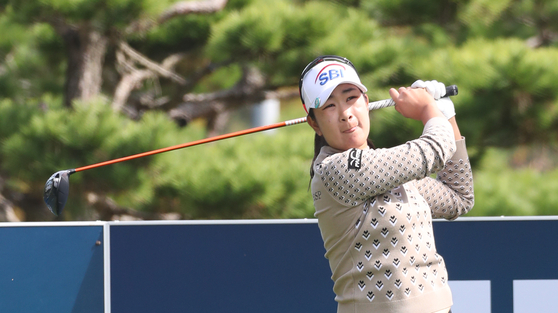 Kim A-lim watches her shot during the first round of the BMW Ladies Championship at LPGA International Busan in Busan, Korea on Oct. 21, 2021. [NEWS1]