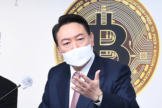 Yoon Suk-yeol, presidential candidate of the main opposition People Power Party (PPP), announces his pledge to ease the tax burden on profits from cryptocurrency investments at the PPP headquarters in Yeouido, western Seoul, on Wednesday. [KIM KYOUNG-ROK]