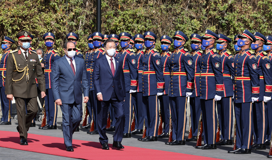 Korean President Moon Jae-in, right, and Egyptian President Abdel Fattah el-Sisi are greeted by an honor guard at a welcome ceremony in Cairo on Thursday ahead of their summit talks on trade and the economy, transportation and renewable energy, among other bilateral issues. Moon will attend a business forum and also discuss a feasibility study for a bilateral FTA. This marks the first trip by a Korean president to Egypt in 16 years and is the last leg of an eight-day, three-country trip which also took him to the United Arab Emirates and Saudi Arabia. Korea also agreed to resume FTA negotiations with six Arab nations in talks with Gulf Cooperation Council (GCC) Secretary General Nayef bin Falah Al-Hajraf in Saudi Arabia Wednesday. [JOINT PRESS CORPS]