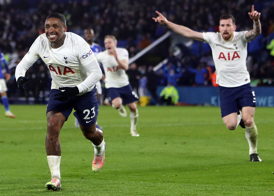 Tottenham Hotspur's Steven Bergwijn celebrates scoring his team's third goal against Leicester City at King Power Stadium in Leicester, England on Wednesday. [AFP/YONHAP]
