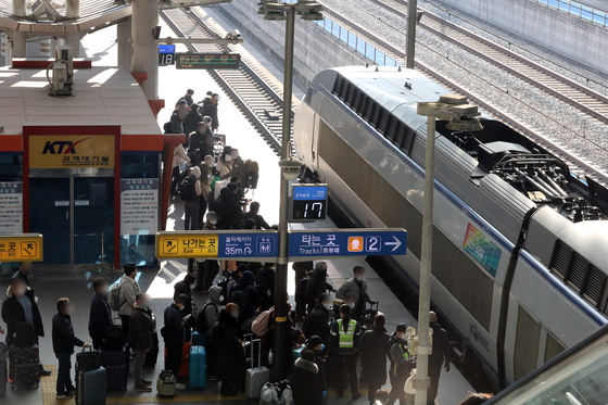 People wait for KTX train cars reserved for overseas travelers at Gwangmyeong Station in Gyeonggi on Thursday. Starting Thursday, all overseas travelers were not allowed to take normal public transportation to their place of quarantine from the airport, and required to use their own vehicle or designated quarantine buses, train cars or taxis. [NEWS1]