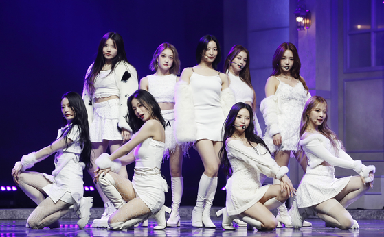Girl group fromis_9 performs during Monday's showcase for its new EP ″Midnight Guest.″ [NEWS1]