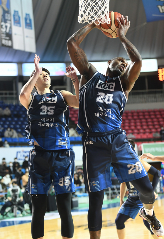 Ra Gun-ah of the Jeonju KCC Egis holds the new Korean Basketball League record for the most career rebounds, at 5,242. [JOONGANG ILBO]