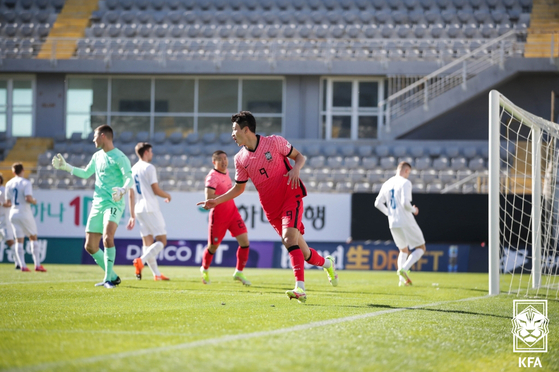 Cho Gue-sung celebrates after opening the scoring for Korea in a friendly against Iceland at Mardan Sports Complex in Antalya, Turkey on Saturday. [NEWS1]