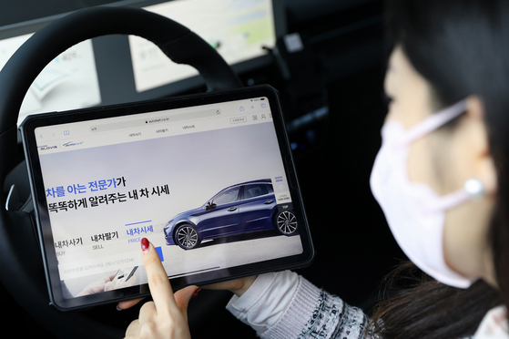 A customer browses through an Autobell website on a tablet. Autobell is Hyundai Glovis' new used car brokerage platform. [HYUNDAI GLOVIS] 