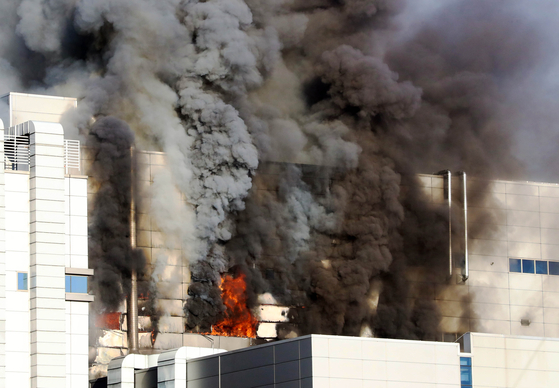 Black smoke rises from battery maker EcoPro BM's plant in Cheongju, North Chungcheong, on Friday. [YONHAP]