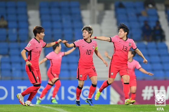Ji So-yun, center, celebrates with Lee Geum-min, right, and Yeo Min-ji after scoring a goal against Vietnam at Shri Shivchhatrapati Sports Complex in Pune, India on Friday. [YONHAP]