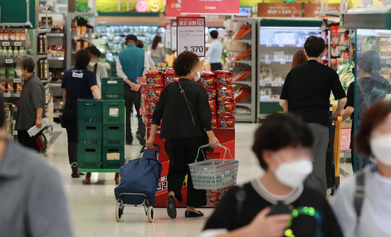Shoppers at a large-sized supermarket in Seoul on Sept. 23, 2021. The supermarkets and department stores larger than 3,000 square meters (32,300 square feet) nationwide have required vaccine passes since Jan. 10. After over 1,000 doctors and other professionals protested the system, a temporary halt, only at Seoul's large-sized supermarkets and department stores, has been in place since Friday. [NEWS1]