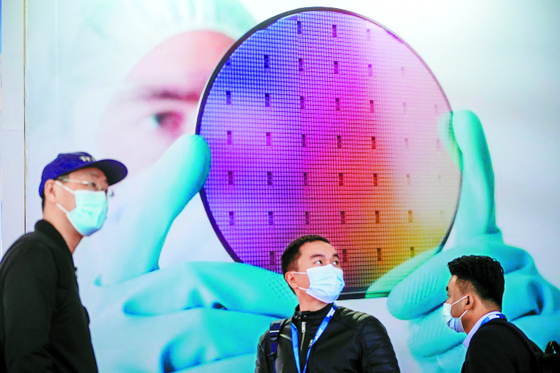 People visit a semiconductor trade fair in Shanghai, China, in March last year. [YONHAP/REUTERS]