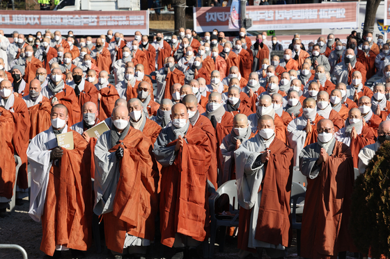 Buddhist monks hold a large-scale outdoor conference at Jogye Temple in Jongno District, central Seoul, on Friday to denounce the ruling party's policies and comments perceived as discriminatory. [YONHAP]