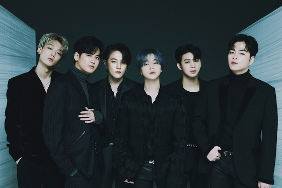 iKON members Kim Dong-hyuk, first from left, Kim Jin-hwan, fourth from left, and Song Yun-heong, fifth from left, tested positive for Covid-19 according to the group&#39;s agency YG Entertainment on Sunday. [ILGAN SPORTS]