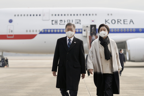 President Moon Jae-in, left, and first lady Kim Jung-sook arrive at Seoul Air Base in Seongnam, Gyeonggi, Saturday, after a three-nation, eight-day trip to the Middle East. [JOINT PRESS CORPS]