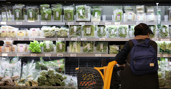 A customer shops for fresh produce at a local supermarket in Seoul. [NEWS1]