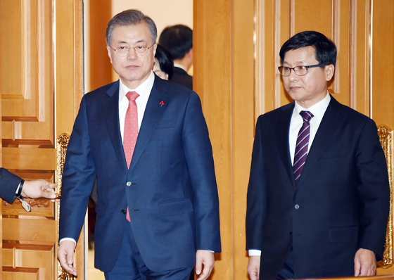 President Moon Jae-in, left, at a ceremony appointing Cho Hai-ju as the standing commissioner of the National Election Commission (NEC) on Jan. 24, 2019. Cho, whose three-year term was to expire Monday, resigned last Friday. [JOINT PRESS CORPS] 