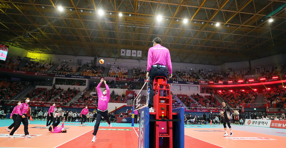 Volleyball referees take to the court during the V League's All-Star match held at Pepper Stadium in Gwangju on Sunday. [NEWS1]