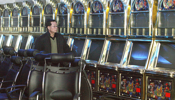 Les machines de jeux Bada Iyagi sont arrêtées dans une salle de jeux du centre de Séoul le 10 décembre 2006. [JOONGANG PHOTO]