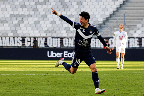 Bordeaux&#39;s Korean forward Hwang Ui-jo celebrates after scoring a goal during a French Ligue 1 football against Strasbourg in Bordeaux on Sunday. [AFP/YONHAP]