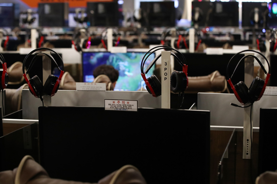 Les visiteurs d'un PC Bang dans le nord de Séoul jouent à des jeux le 7 juillet 2021. [YONHAP]
