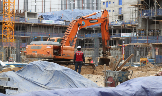 A worker of Hanyang Construction examines an apartment construction site in Changwon, South Gyeongsang. The new safety law will go into effect on Thursday, Jan. 27. [YONHAP]