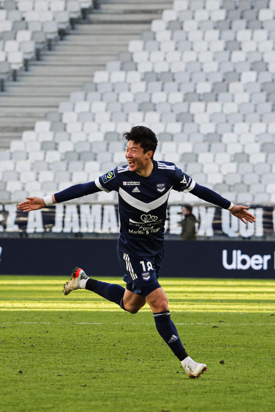 Bordeaux's Hwang Ui-jo celebrates after scoring a goal during a French Ligue 1 match against Strasbourg in Bordeaux on Sunday. [AFP/YONHAP]
