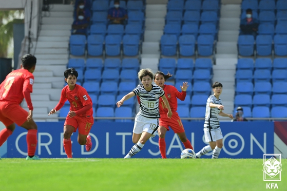 Ji So-yun dribbles the ball past Myanmar in Korea's second Asian Cup match at Shree Shiv Chhatrapati Sports Complex in Pune, India on Monday. [NEWS1]