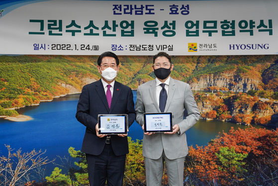 Hyosung Group Chairman Cho Hyun-joon, right, and Kim Yung-rok, South Jeolla Governor, pose at the provincial government office on Monday after signing a memorandum of understanding on collaborating on the green hydrogen business. [HYOSUNG GROUP]