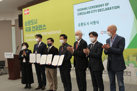 Representatives of Gwangmyeong, Hanam, and Hwaseong cities in Gyeonggi, and Denmark, including Danish Ambassador to Korea Einar Jensen, third from right, participate in the Circular City International Conference hosted by the Danish Embassy at the Global Knowledge Exchange and Development Center in Seoul on Monday. From second from left are Hanam Mayor Kim Sang-ho, Gwangmyeong Mayor Park Seung-won and Hwaseong Mayor Seo Cheol-mo, who signed a declaration at the conference on their intent for social and international cooperation in becoming circular cities. [EMBASSY OF DENMARK IN KOREA]
