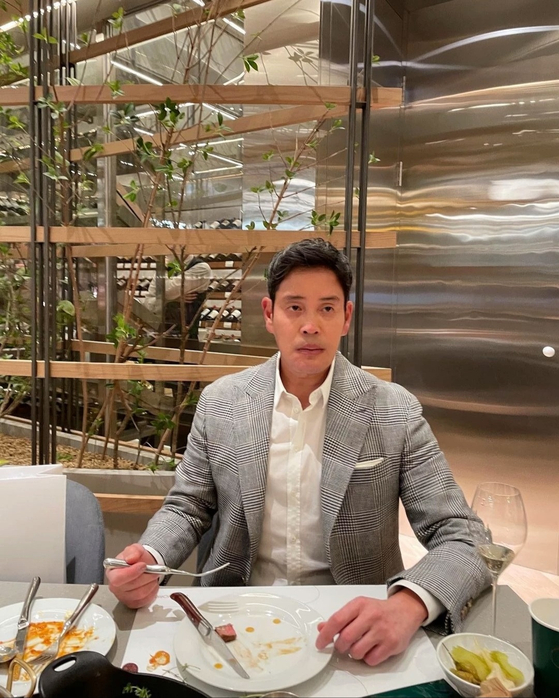 Vice Chairman Chung Yong-jin of conglomerate group Shinsegae has built a following on Instagram with his image of a wealthy yet down-to-earth businessman. [SCREEN CAPTURE]