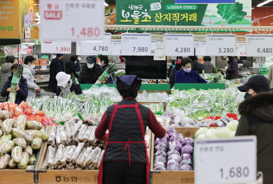 Consumers buy fresh produce at a large supermarket on Tuesday. The consumer price index for food and beverages jumped by 5.9 percent last year, according to data released by Statistics Korea on Monday. [YONHAP]