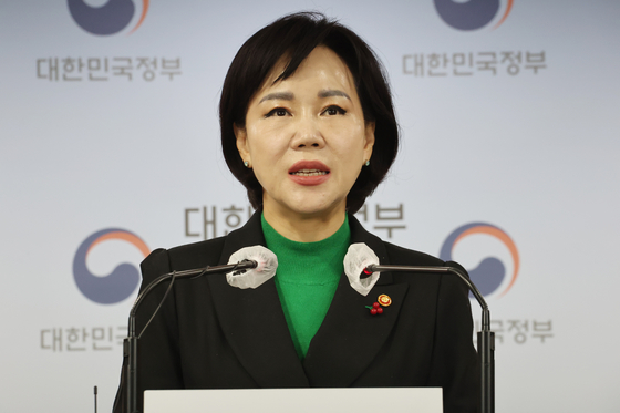 Jeon Hyun-heui, head of the Anti-Corruption and Civil Rights Commission, speaks during a press conference at the government complex in Seoul on Tuesday about the result of and future plans according to the the latest 2021 Corruption Perceptions Index (CPI) by the Transparency International. [YONHAP]