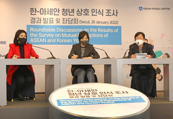 From right, Cheong Chul-gun, CEO of the Korea JoongAng Daily; Kim Su-youn, deputy head of the Information and Data Unit of ASEAN-Korea Centre; and Lim Yun-suk, Seoul bureau chief of Channel News Asia, take part in a panel discussion on the role of media for raising awareness on Asean-Korea ties at the Korea Press Center in Seoul on Wednesday. [PARK SANG-MOON]