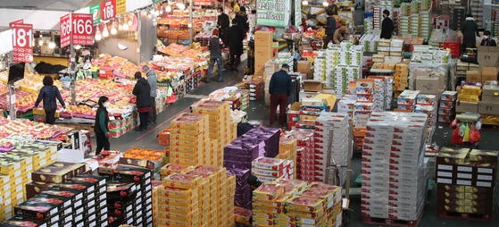 Boxes of fruits are stacked on top of each other at the Noeun Agriculture and Marine Product Market in Yuseong District, Daejeon, on Wednesday. People exchange fruit or beef as gifts around the Lunar New Year, which falls on Feb. 1 this year. Despite the holiday festivity, Prime Minister Kim Boo-kyum advised people to refrain from visiting their families and relatives due to the Omicron surge. [NEWS1]