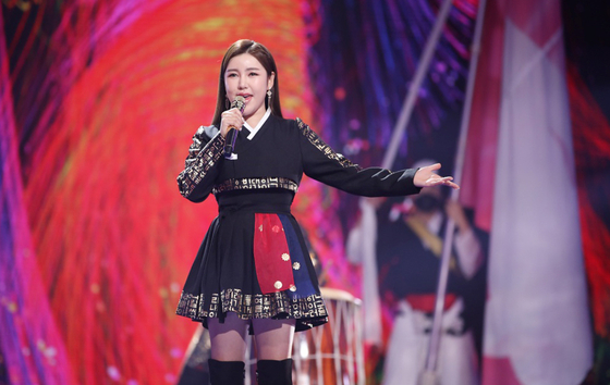 Trot singer Song Ga-in participated in a video produced by the government in order to promote the national folk song “Arirang.” [ILGAN SPORTS]