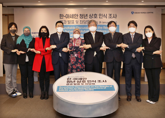 Members of the ASEAN-Korea Centre including its Secretary General Kim Hae-yong, fourth from right; members of the diplomatic community including Dk Nooriyah Pg Yussof, ambassador of Brunei to Korea, fifth from right; members of the media including Cheong Chul-gun, CEO of the Korea JoongAng Daily, third from right; and members of educational institutes including Kim Young-gon, president of the National Institute for International Education, fourth form left, join hands in opening a roundtable discussion on the results of the ASEAN-Korea Centre's survey on Asean-Korean young adults' mutual perceptions at the Korea Press Center in Seoul on Wednesday. [PARK SANG-MOON]