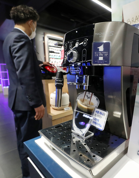 A coffee machine is on display at Lotte Hi Mart's Yongsan branch in central Seoul Wednesday. With cafe franchises in Korea, including Starbucks, increasing coffee prices, sales of coffee machines for home increased dramatically. Sales of coffee machines at Lotte Hi Mart and ET Land increased by 50 percent year-on-year from Jan. 1 to Jan. 24. Sales of coffee grinders also increased by 100 percent during the cited period. [NEWS1]