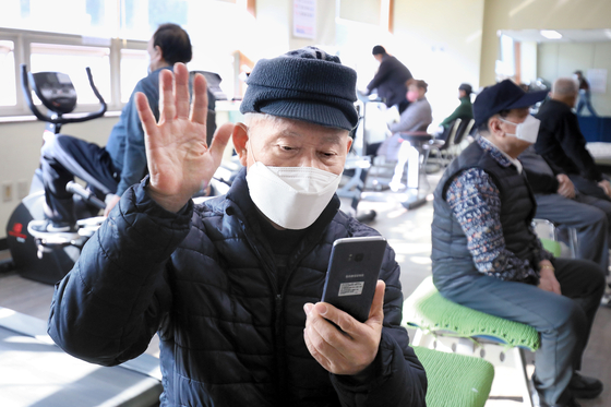 At a gym for senior citizens in Daegu on Thursday, Cho Jeong-bu, an 82-year-old man, during a video call with his daughter who lives in Suwon, Gyeonggi, tells her not to make the trip home for the Lunar New Year holidays to prevent Covid-19 infections. [NEWS1]