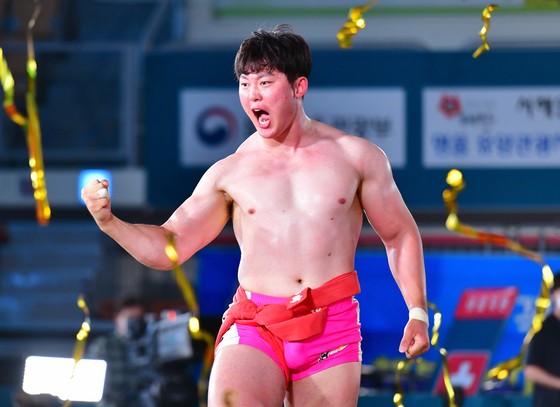 Oh Chang-rok celebrates after winning the under 105 kilogram Halla Jangsa at the Withers Pharmaceuticals 2021 Chuseok Jangsa Ssireum Competition in Taean, South Chungcheong on Sep. 20, 2021. [NEWS1]