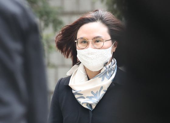 In this file photo, Chung Kyung-sim, wife of former Justice Minister Cho Kuk, enters the Seoul Central District Court to attend her sentencing on Dec. 23, 2020. [WOO SANG-JO]