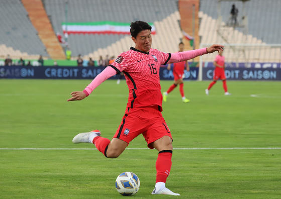 Hwang Ui-jo takes a shot against Iran in the first leg of the third round of Asian qualifiers for the 2022 Qatar World Cup at Azadi Stadium in Tehran, Iran on Oct. 12, 2021. [YONHAP]