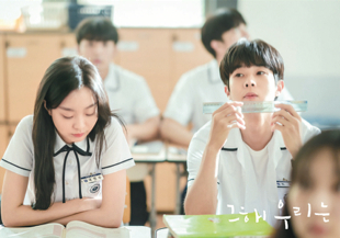 Stânga: O scenă din drama SBS „Our Loved Summer” (2021). [SBS]