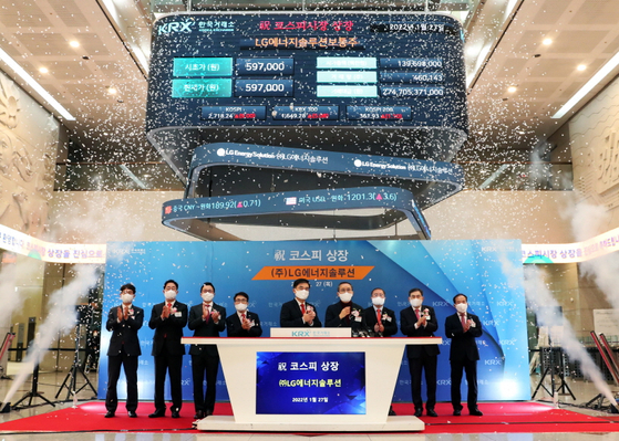 LG Energy Solution CEO Kwon Young-soo, fourth from left, and officials from the Korea Exchange and underwriters of the company’s initial public offering celebrate the listing of the battery maker on Thursday at the Korea Exchange in Yeouido, western Seoul. [LG ENERGY SOLUTION]