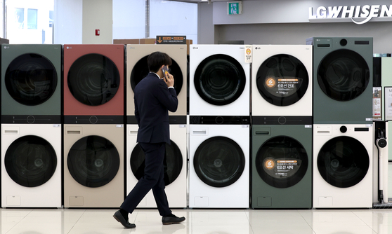LG Electronics products displayed at a shop in Seoul on Thursday. LG Electronics reported a record high of 74.72 trillion won in consolidated sales in a preliminary report on Thursday, up 28.7 percent from the previous year. Its net profit was down 31.4 percent on year to 1.41 trillion won. [YONHAP]