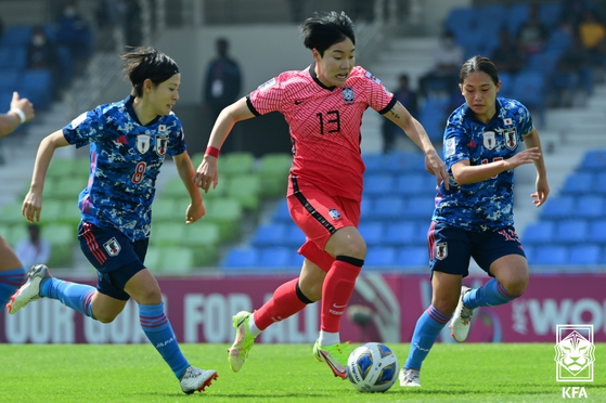 Lee Geum-min pushes through the Japanese defense during a match between Korea and Japan at the 2022 Women's Asian Cup at Shiv Chhatrapati Sports Complex in Pune, India on Thursday. [YONHAP]