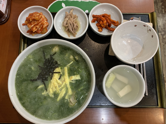 Maesaengi Oyster Tteokguk at Saebom Tteokguk and Noodles in Seodaemun District, western Seoul. [LEE JIAN]