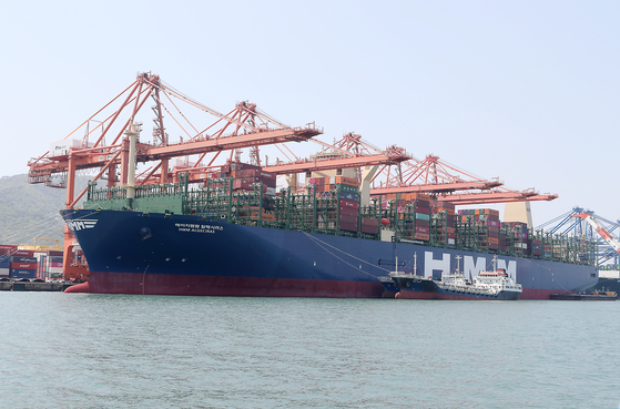 A container ship built by Daewoo Shipbuilding and Marine Engineering docked at a port in Busan in 2020. [YONHAP]