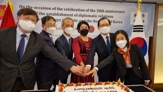 Dinara Kemelova, ambassador of the Kyrgyz Republic to Korea, third from right; Yeo Seung-bae, deputy minister for political affairs at the Foreign Ministry, third from left; and Park Chong-soo, chairman of the Presidential Committee on Northern Economic Cooperation, second from right, celebrate the 30th anniversary of Kyrgyz-Korean diplomatic ties at the Lotte Hotel in Seoul on Thursday. [LEE MOO-YOUNG]