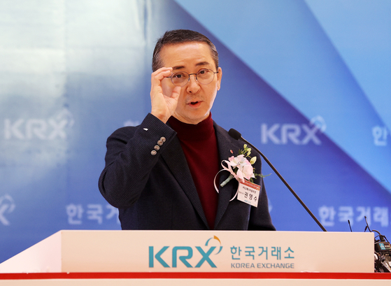 LG Energy Solution CEO Kwon Young-soo speaks as the company debuts on the Korea Exchange in Yeouido, western Seoul, on Thursday. [NEWS1]