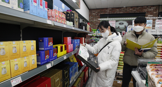 Public officials inspect Lunar New Year gift packages at a mart in Dongjak District, southern Seoul. Dongjak District Office announced Thursday that it carried out an inspection on excessive packaging at large and mid-sized retail stores in the district. [YONHAP]